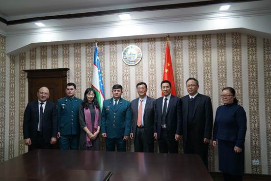 说明: C:\Users\yx\Desktop\乌兹新闻图片及说明\5乌兹内务部警察学院第一副院长、国际处处长等人与我院代表团合影.JPG