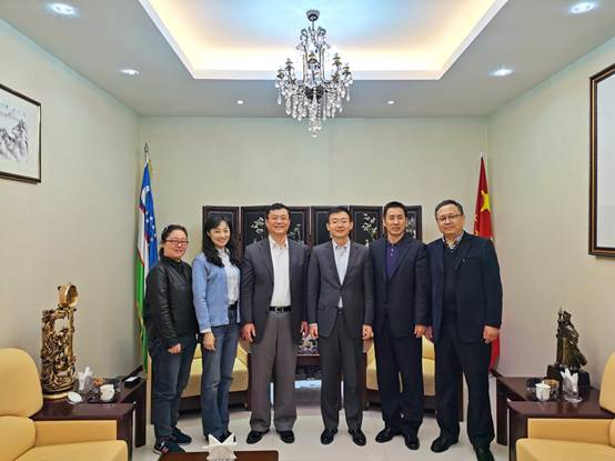 说明: C:\Users\yx\Desktop\乌兹新闻图片及说明\8中国驻乌兹别克斯坦大使馆张汶川代办与我院代表团合影.jpg